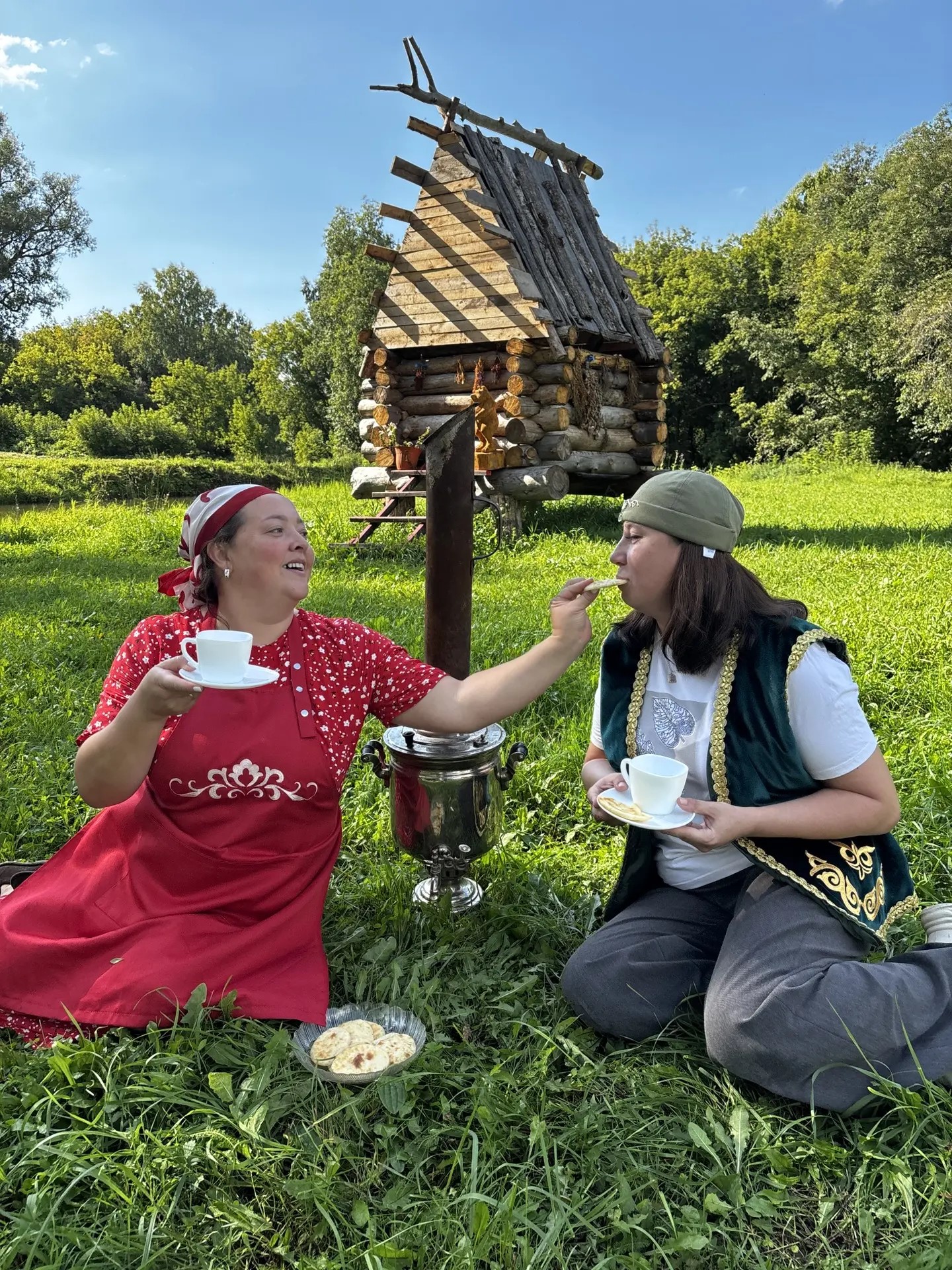 Шәһәр кызы биремнәргә креативлык һәм зирәклек кертсә, авыл кызы гасырлык тәҗрибәгә һәм интуициясенә таяначак.